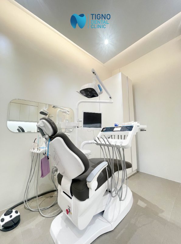 Treatment room with dental chair at Tigno Dental Clinic
